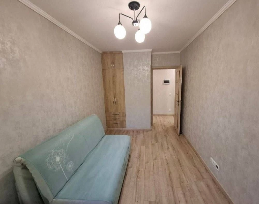 Продам 2 кім в центрі