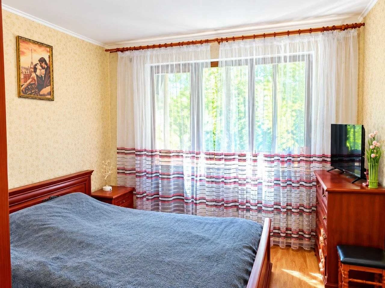 Продам 2 кімнатну з ремонтом та меблями на Левка Лук"яненка,
