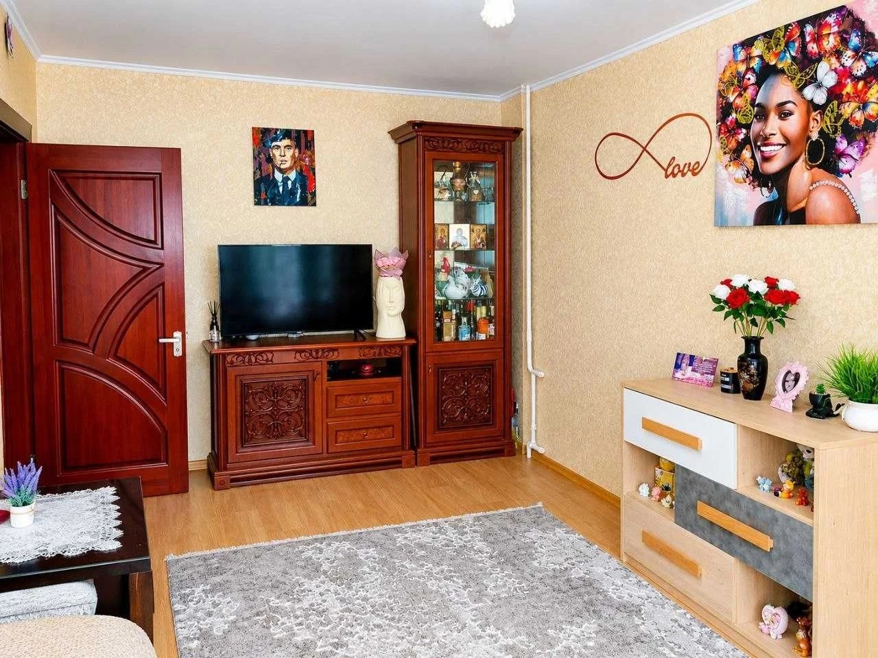 Продам 2 кімнатну з ремонтом та меблями на Левка Лук"яненка,