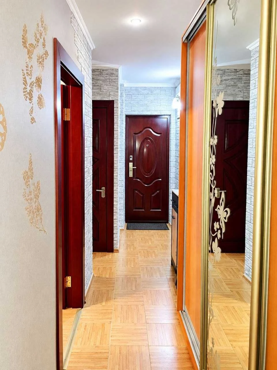 Продам 2 кімнатну з ремонтом та меблями на Левка Лук"яненка,