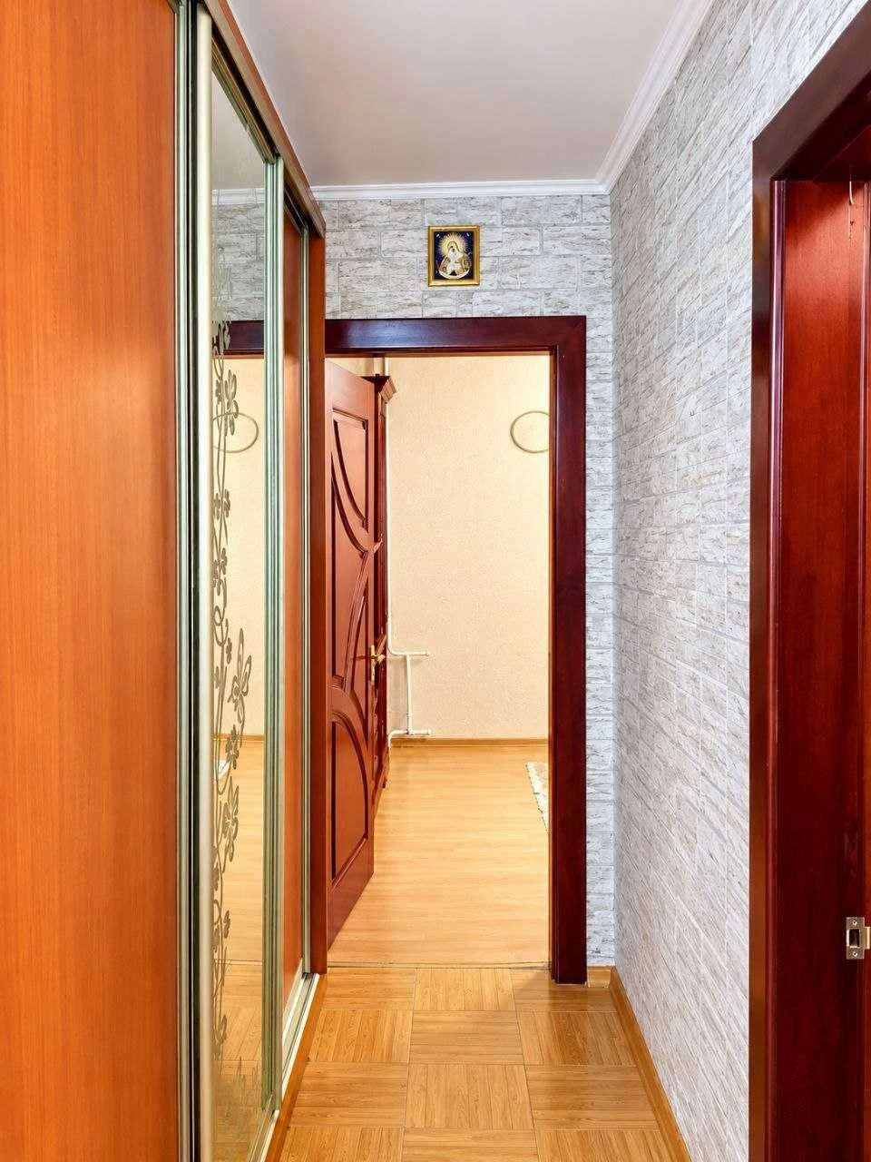 Продам 2 кімнатну з ремонтом та меблями на Левка Лук"яненка,