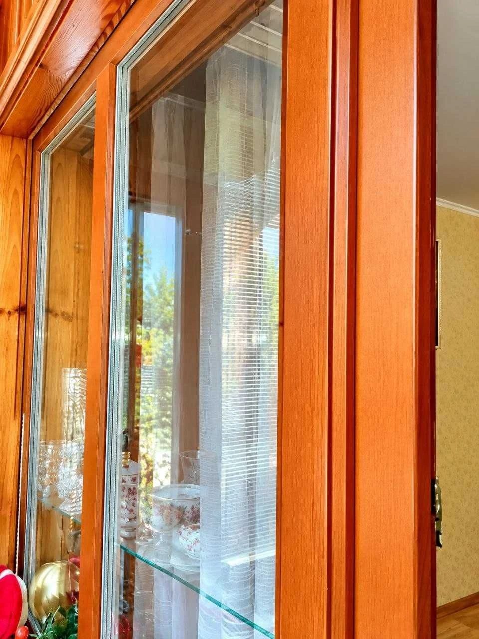Продам 2 кімнатну з ремонтом та меблями на Левка Лук"яненка,