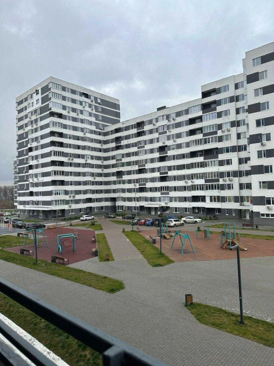 I will sell a 3-room apartment in Novye Budynki in the new building of the Prolis residential complex.