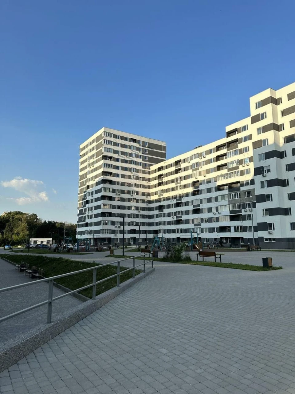 I will sell a 3-room apartment in Novye Budynki in the new building of the Prolis residential complex.