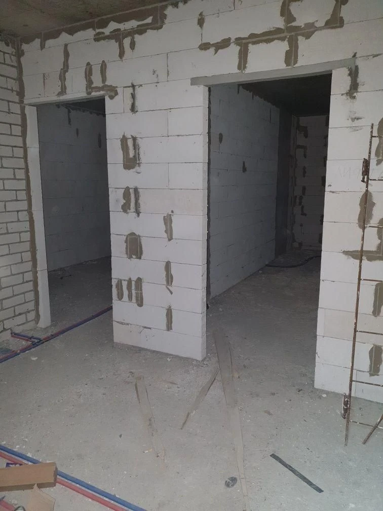 I will sell a 3-room apartment in Novye Budynki in the new building of the Prolis residential complex.