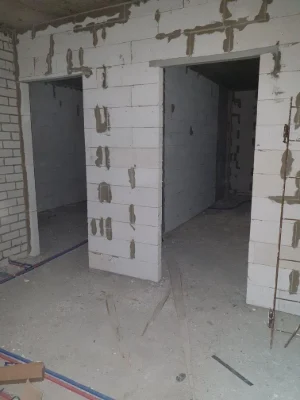 I will sell a 3-room apartment in Novye Budynki in the new building of the Prolis residential complex.