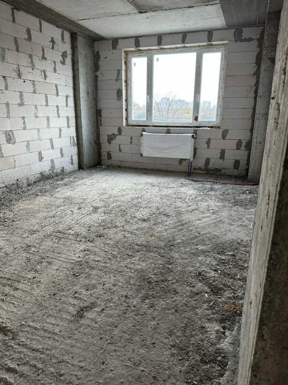 I will sell a 3-room apartment in Novye Budynki in the new building of the Prolis residential complex.