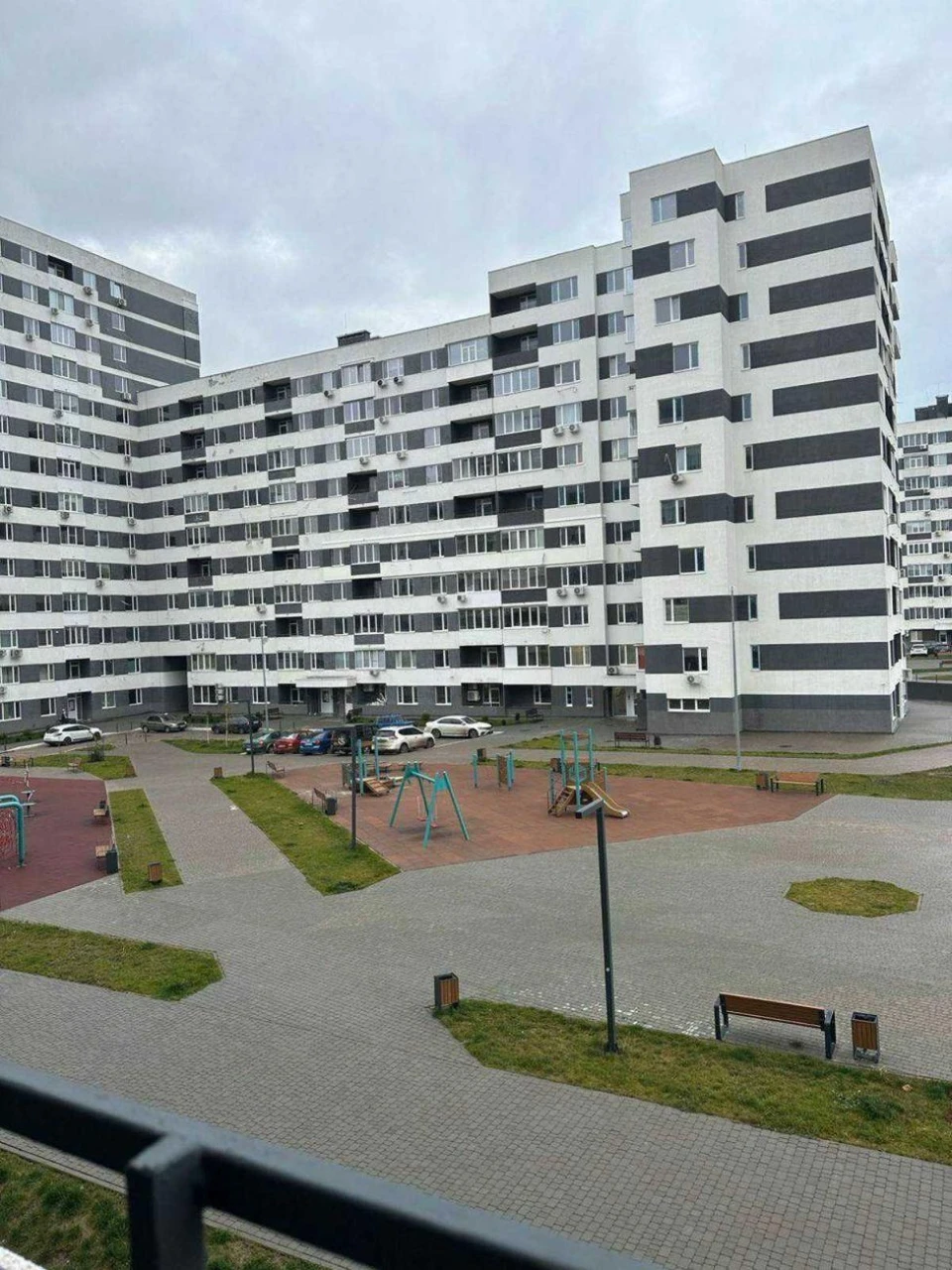 I will sell a 3-room apartment in Novye Budynki in the new building of the Prolis residential complex.