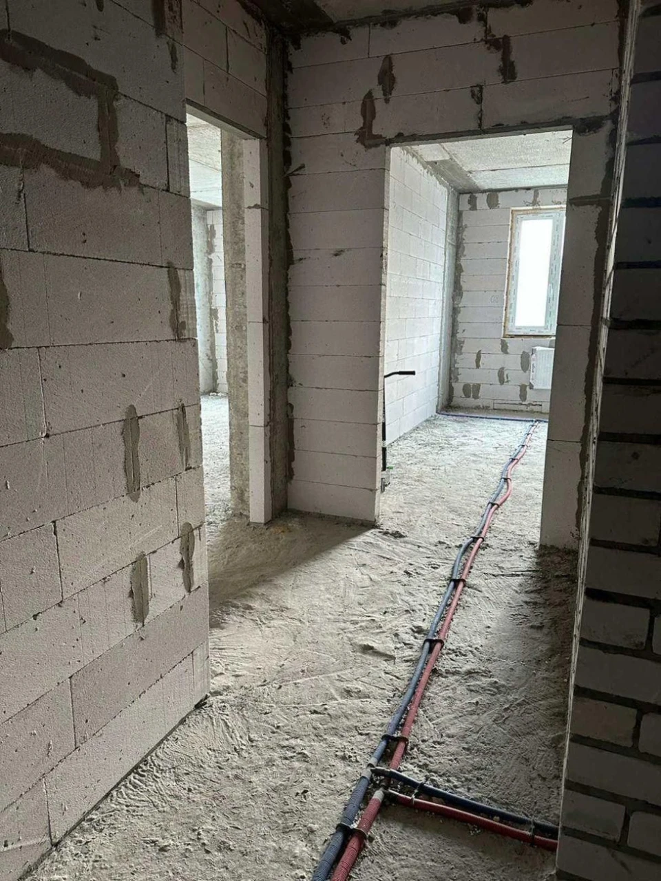I will sell a 3-room apartment in Novye Budynki in the new building of the Prolis residential complex.