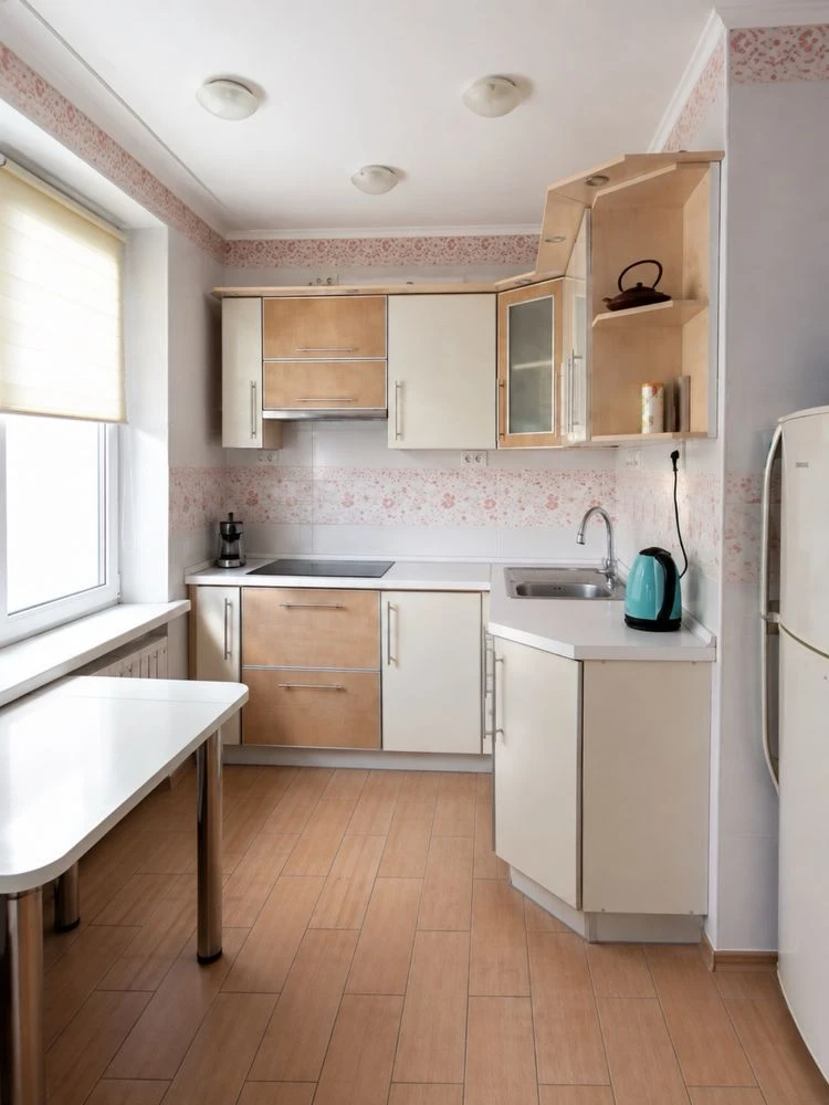 Selling a 3-bedroom apartment in Alekseevka, first building from the metro station.