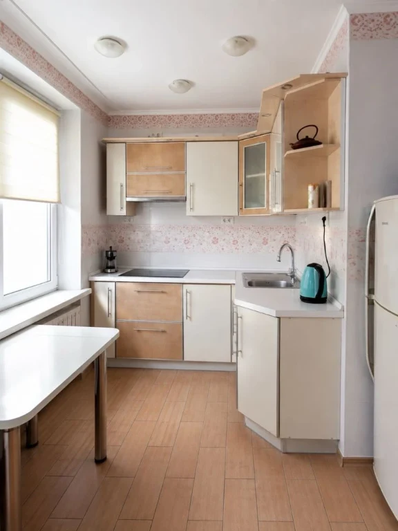 Selling a 3-bedroom apartment in Alekseevka, first building from the metro station.