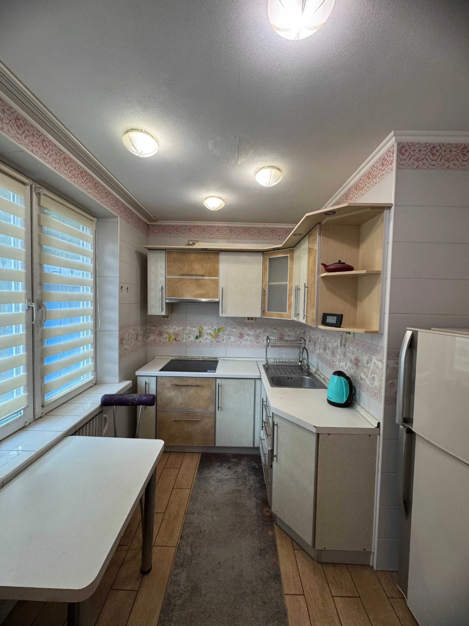 Selling a 3-bedroom apartment in Alekseevka, first building from the metro station.
