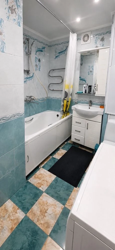 Selling a 3-bedroom apartment in Alekseevka, first building from the metro station.