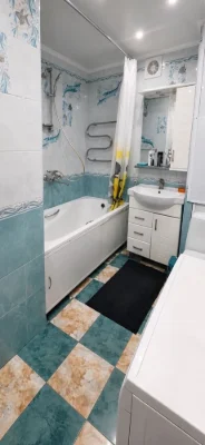 Selling a 3-bedroom apartment in Alekseevka, first building from the metro station.