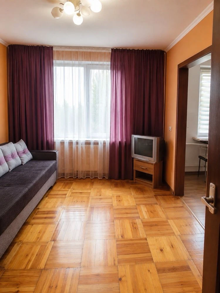 Selling a 3-bedroom apartment in Alekseevka, first building from the metro station.