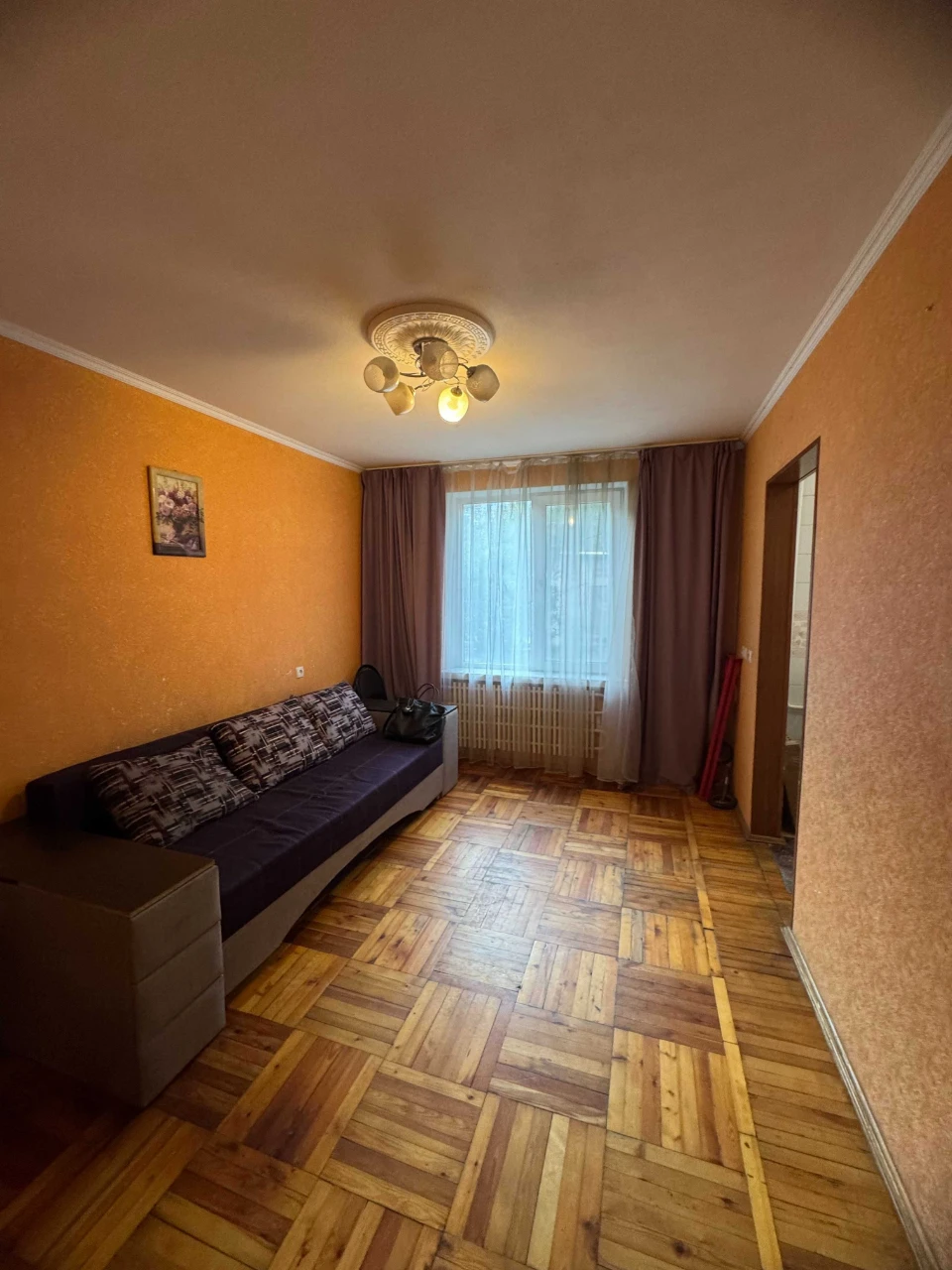 Selling a 3-bedroom apartment in Alekseevka, first building from the metro station.