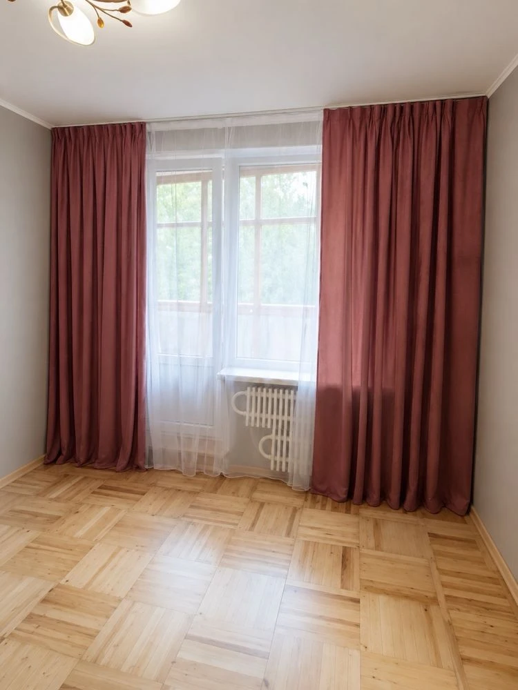 Selling a 3-bedroom apartment in Alekseevka, first building from the metro station.