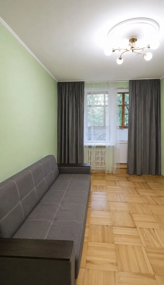 Selling a 3-bedroom apartment in Alekseevka, first building from the metro station.