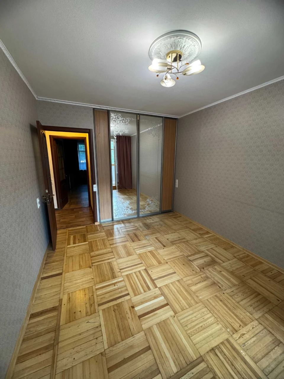 Selling a 3-bedroom apartment in Alekseevka, first building from the metro station.