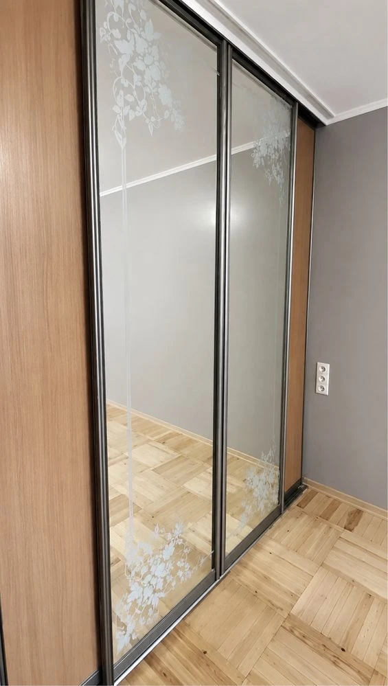 Selling a 3-bedroom apartment in Alekseevka, first building from the metro station.
