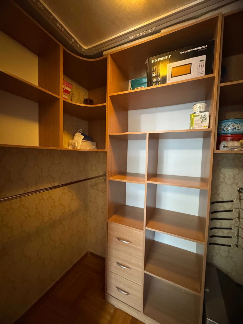 Selling a 3-bedroom apartment in Alekseevka, first building from the metro station.