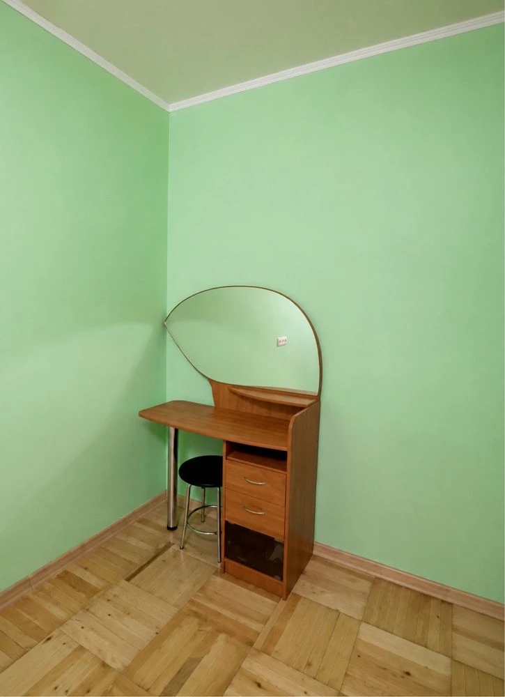 Selling a 3-bedroom apartment in Alekseevka, first building from the metro station.
