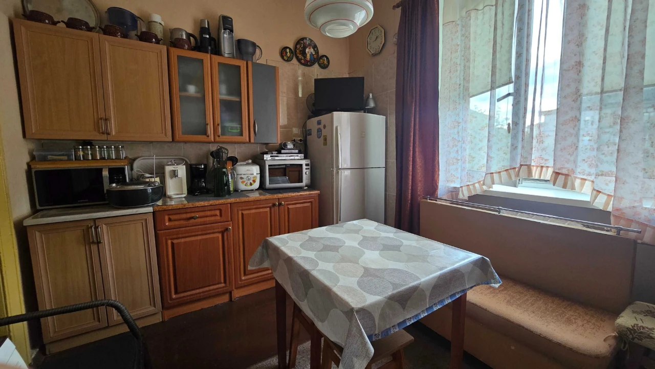 Метро Дарниця, продаж квартири, сталінка, без комісії. Укрит