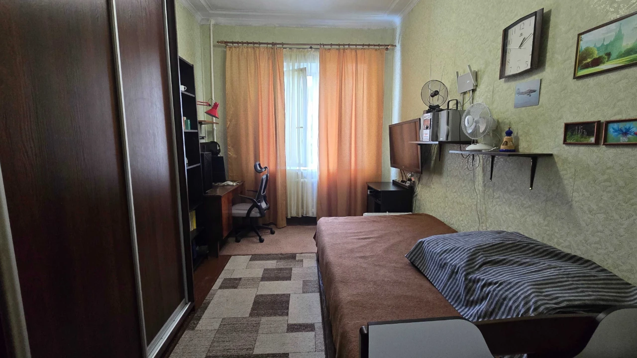 Метро Дарниця, продаж квартири, сталінка, без комісії. Укрит
