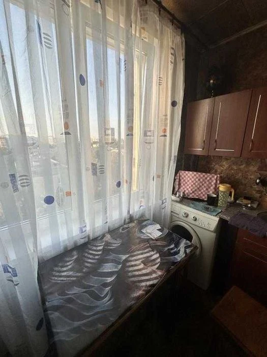 Selling a 3-room apartment near Saltovskaya metro station.