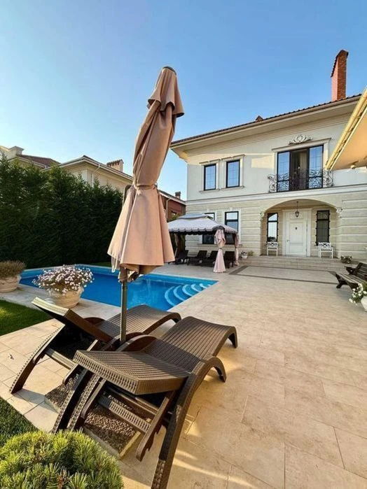 House for sale in Sauvignon, 500m², 12 acres
