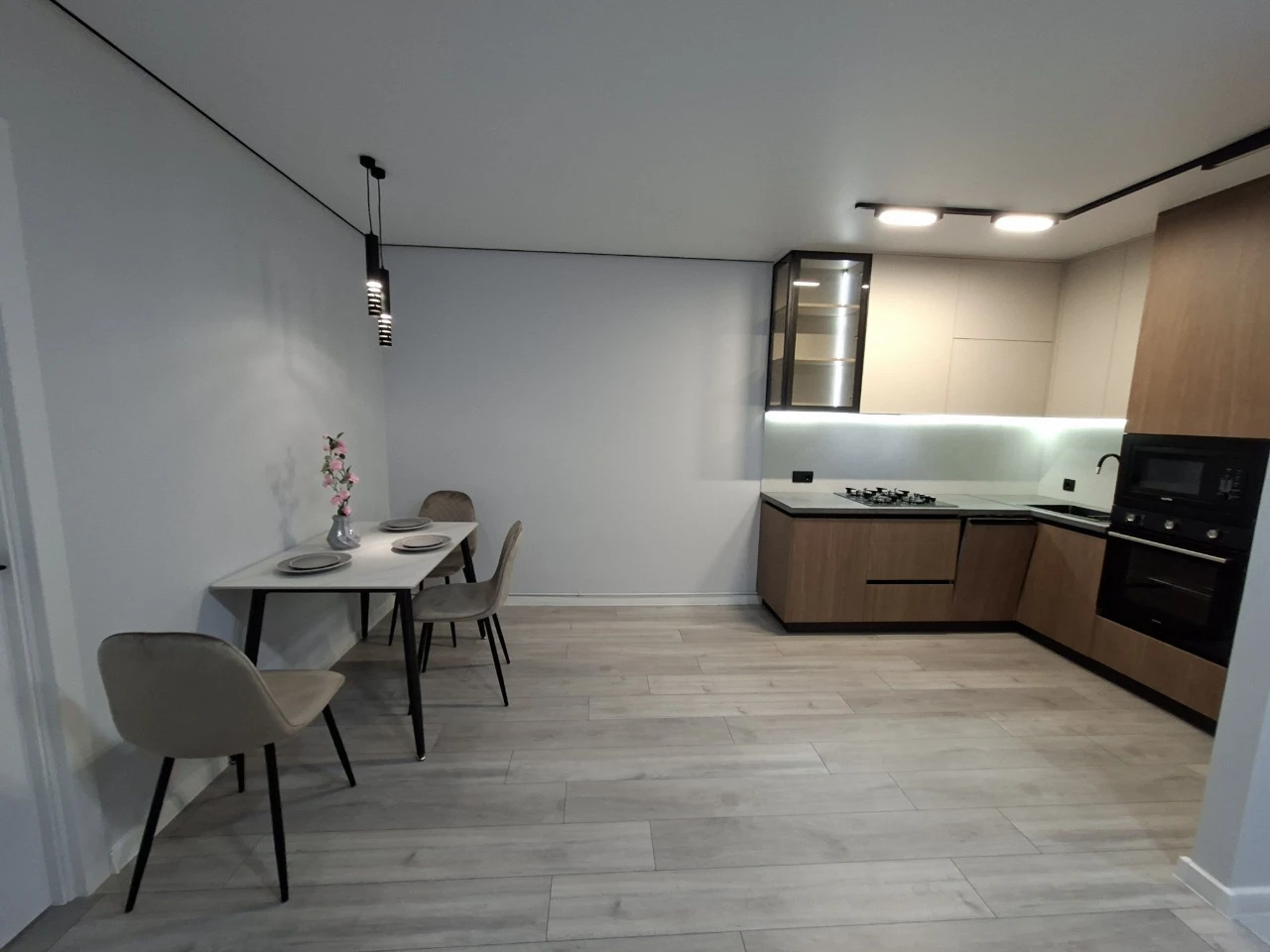 Sale of 2-bedroom apartment with designer renovation