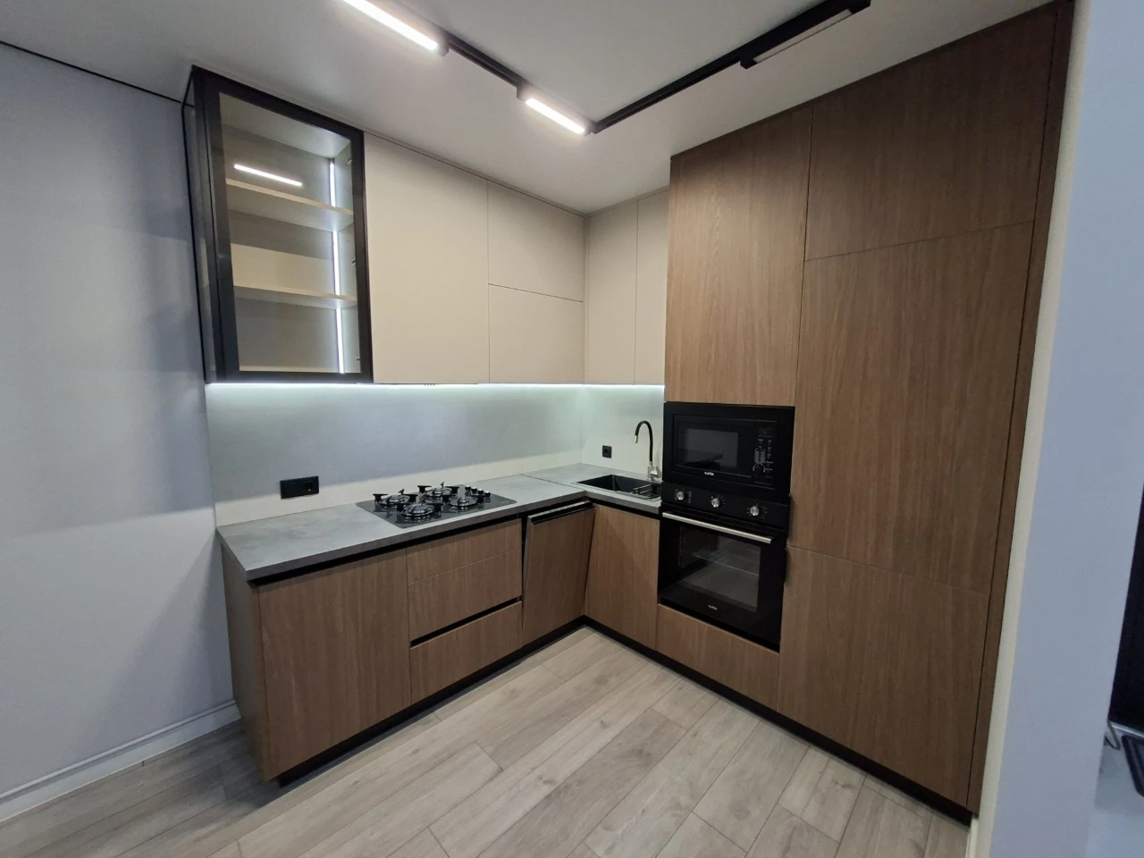 Sale of 2-bedroom apartment with designer renovation
