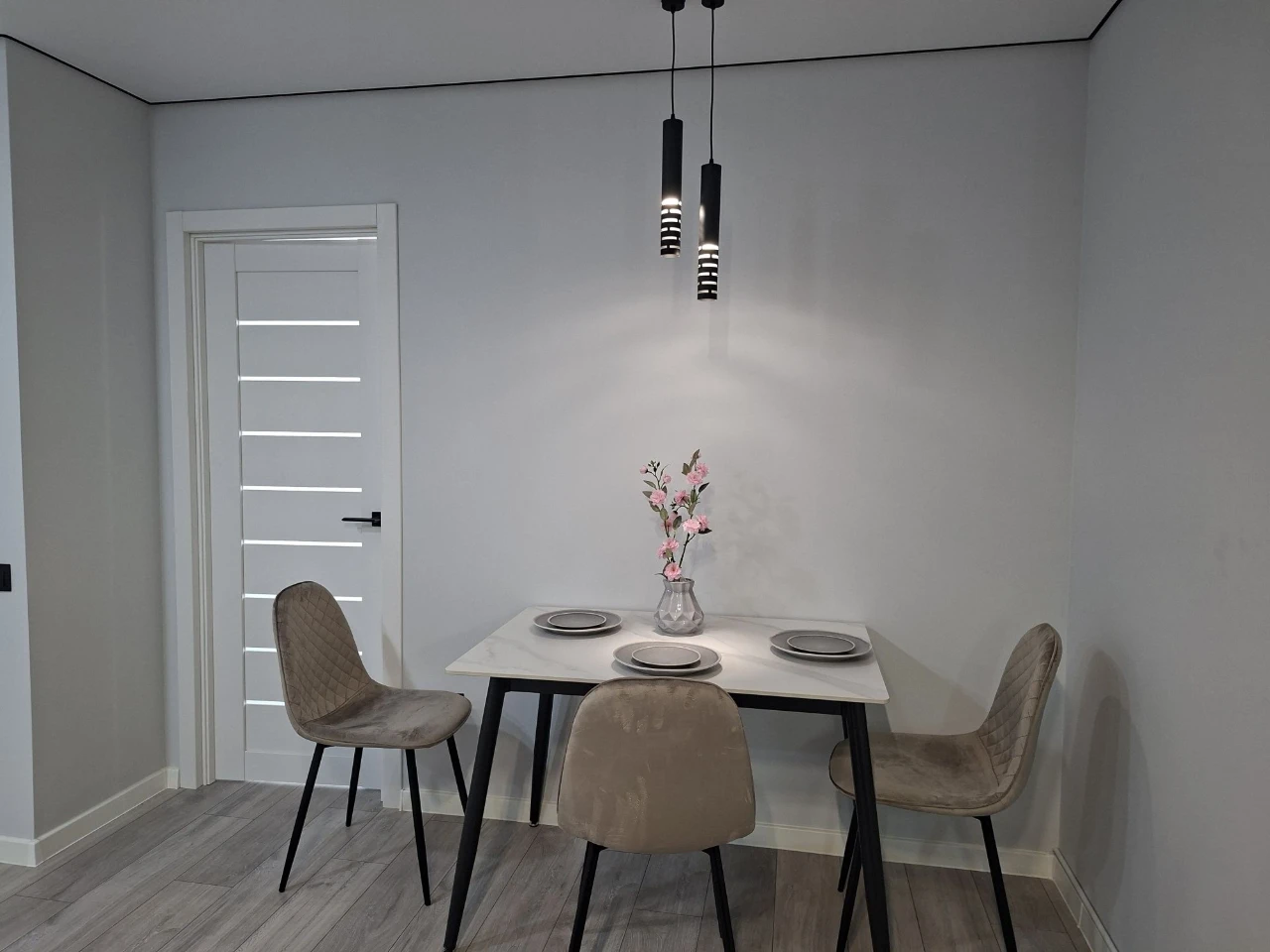 Sale of 2-bedroom apartment with designer renovation