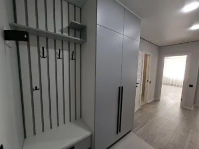 Sale of 2-bedroom apartment with designer renovation
