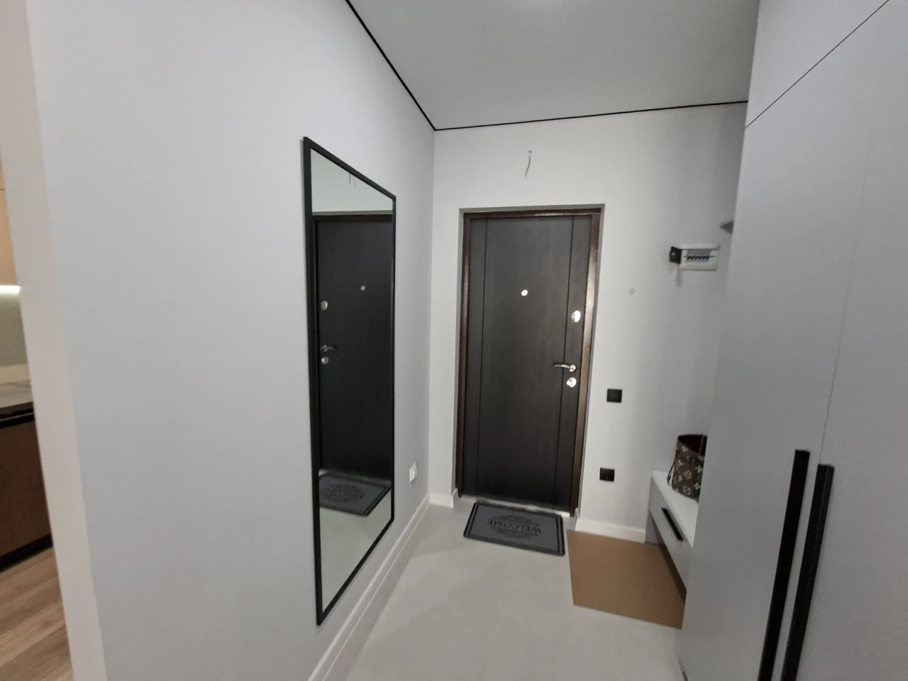 Sale of 2-bedroom apartment with designer renovation