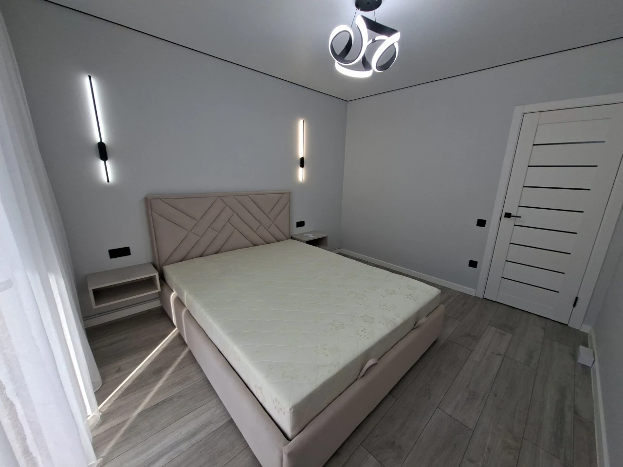 Sale of 2-bedroom apartment with designer renovation