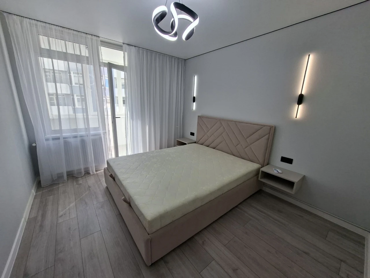 Sale of 2-bedroom apartment with designer renovation