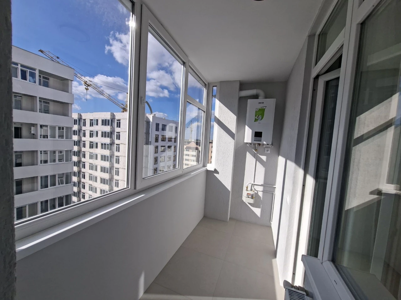 Sale of 2-bedroom apartment with designer renovation