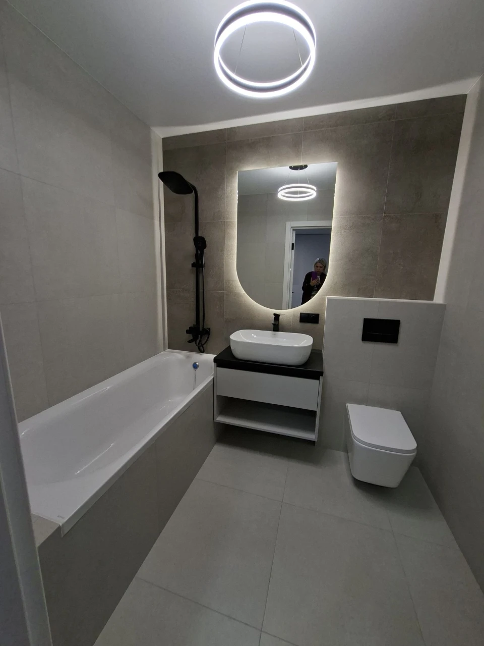 Sale of 2-bedroom apartment with designer renovation