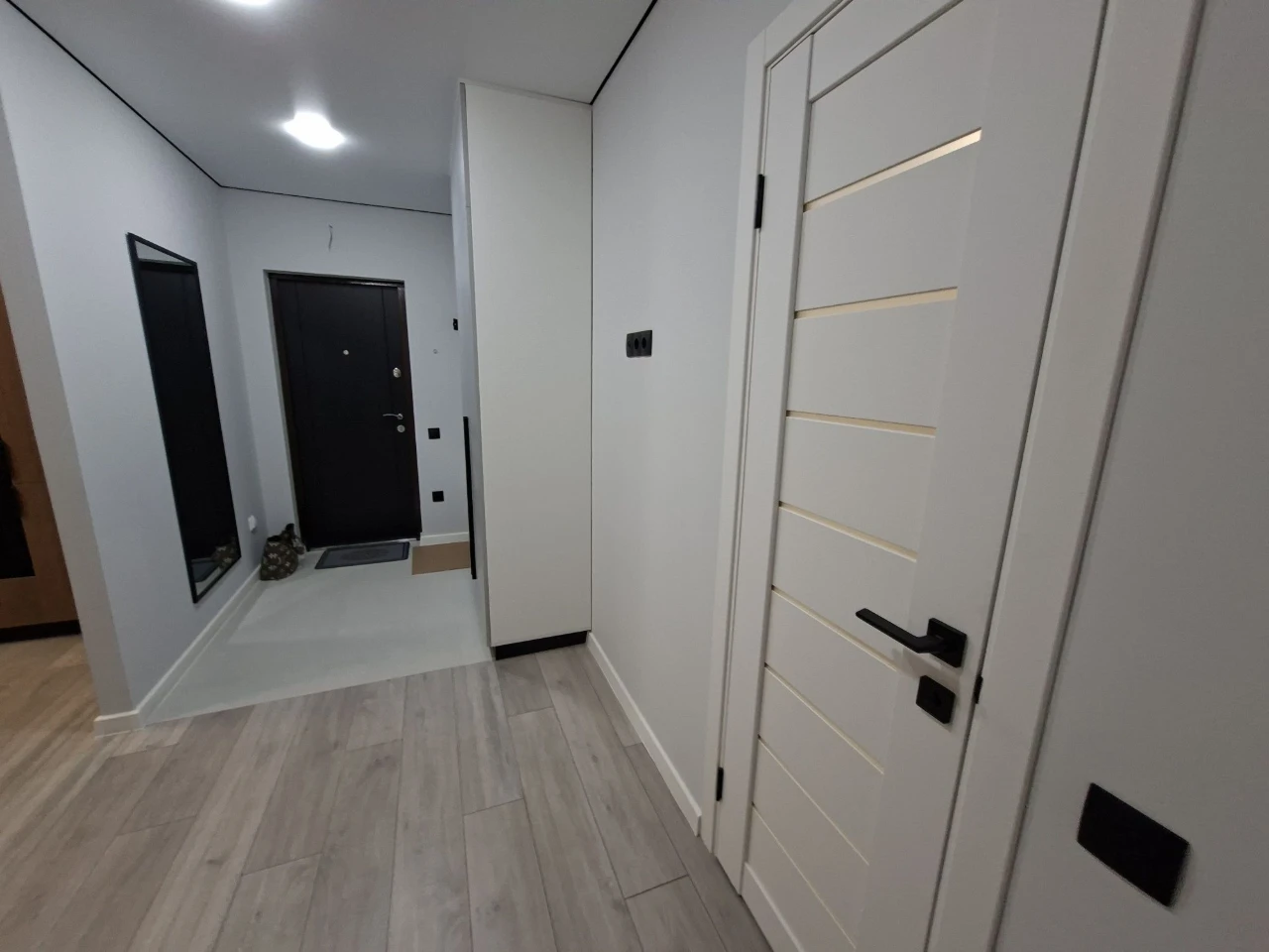 Sale of 2-bedroom apartment with designer renovation