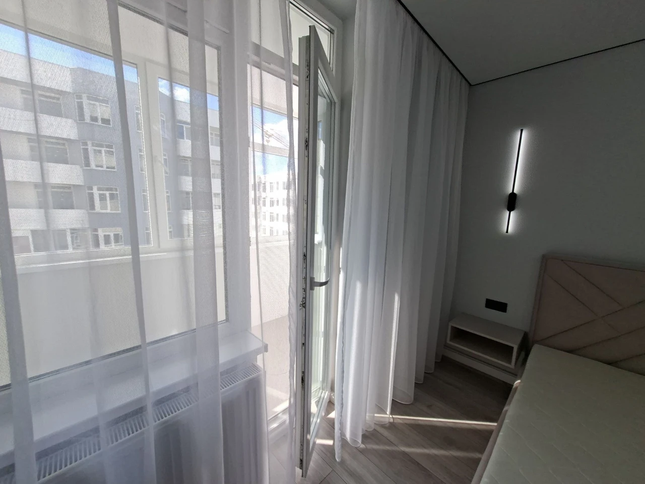 Sale of 2-bedroom apartment with designer renovation