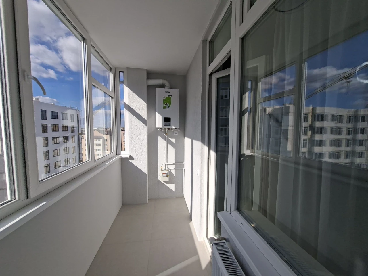 Sale of 2-bedroom apartment with designer renovation