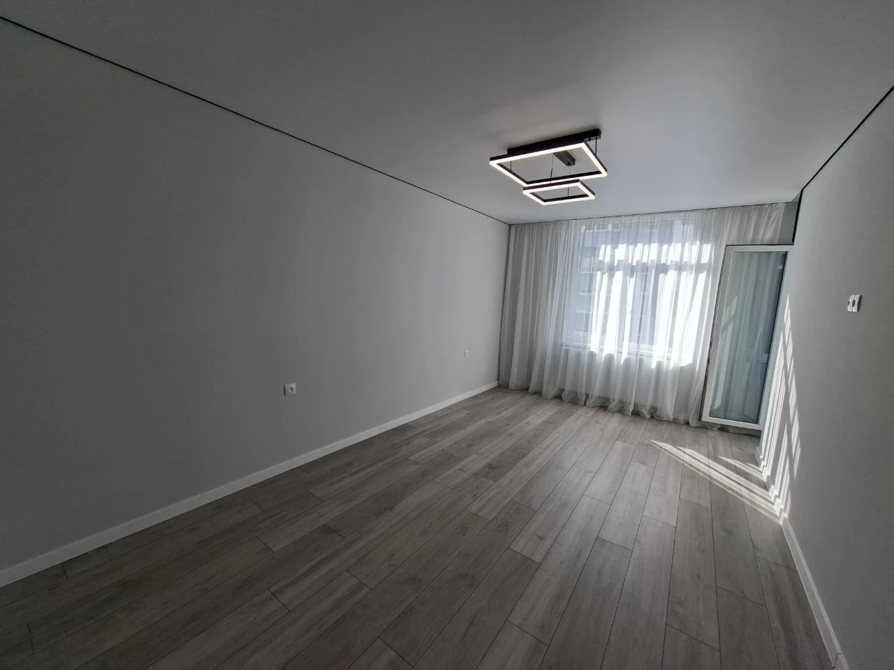 Sale of 2-bedroom apartment with designer renovation