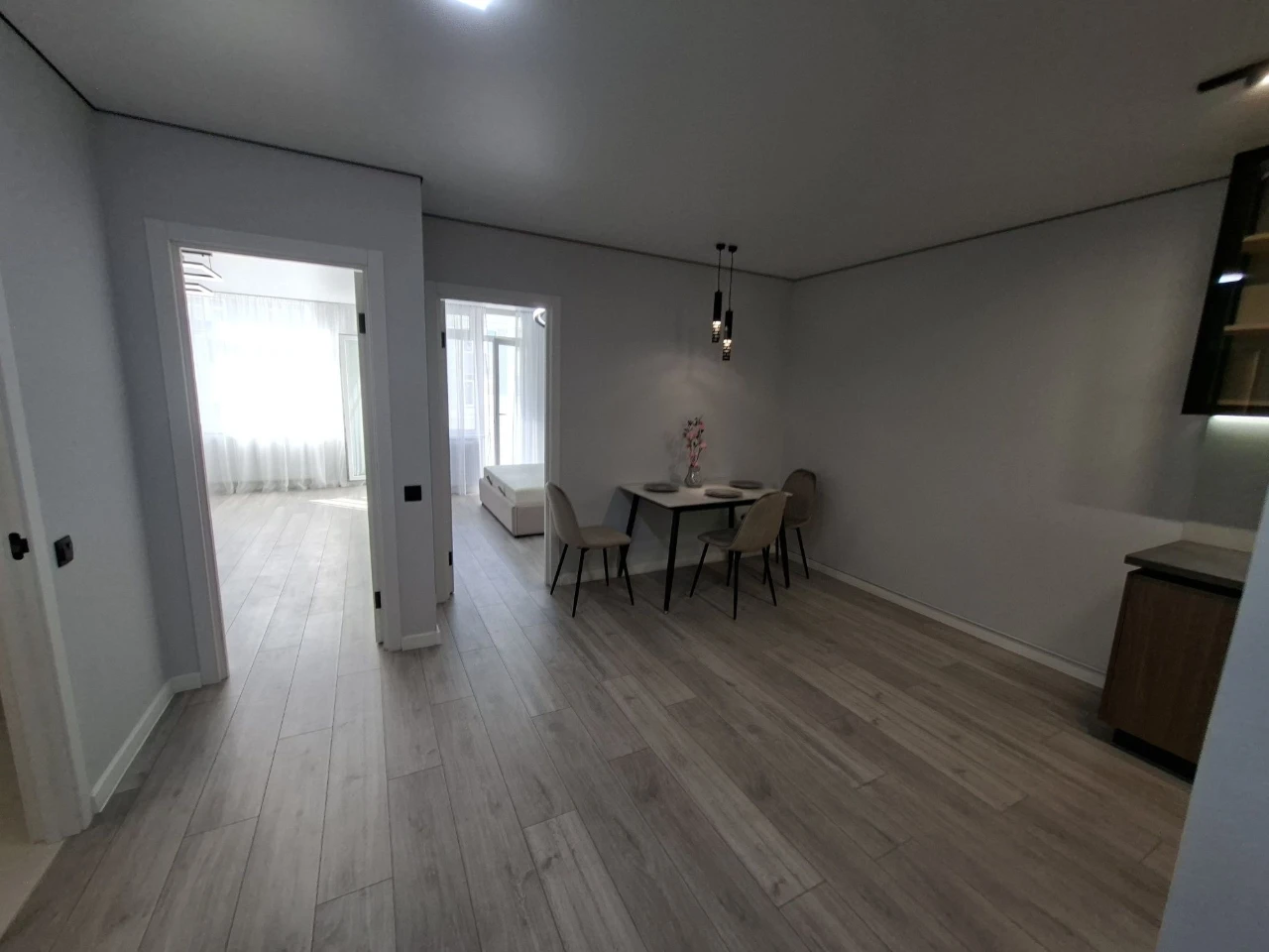 Sale of 2-bedroom apartment with designer renovation