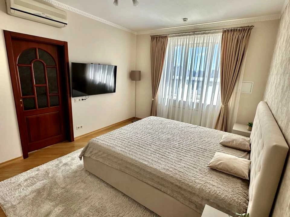Apartment. Kyiv, Mikols'ko-Slobids'ka Street.