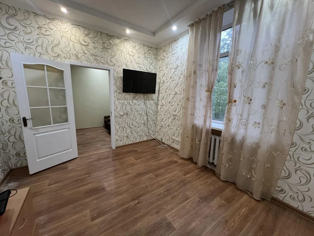 Трикімнатна вулиця Заводська, порт