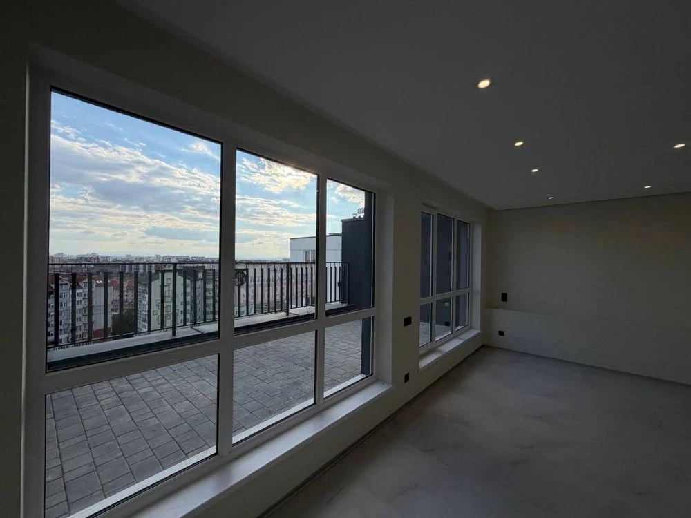 Spacious Two-Story Apartment with Terrace in the Heart of the City!