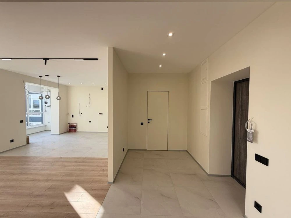 Spacious Two-Story Apartment with Terrace in the Heart of the City!