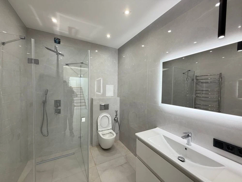 Spacious Two-Story Apartment with Terrace in the Heart of the City!