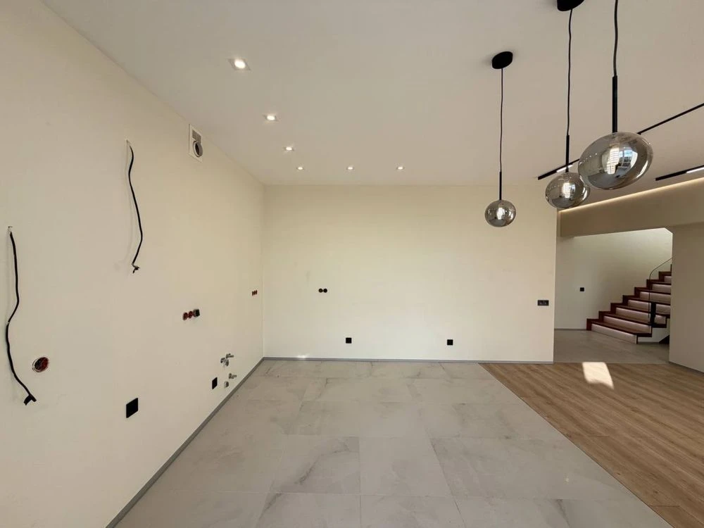 Spacious Two-Story Apartment with Terrace in the Heart of the City!